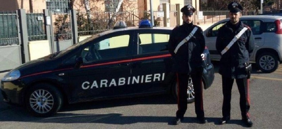 Entra nel negozio in ciabatte poi fugge con le scarpe: “Domani torno e ti ammazzo”